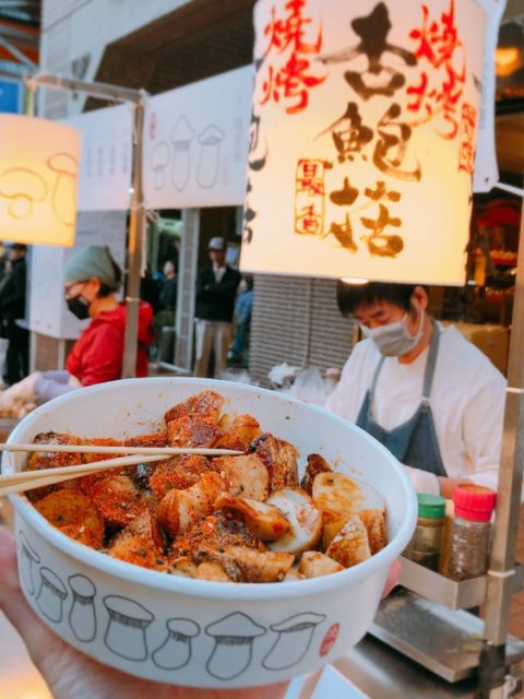 來逛士林夜市千萬不要錯過這些美食!黑糖奶、拉麵、燒肉飯全都排隊排到爆滿!